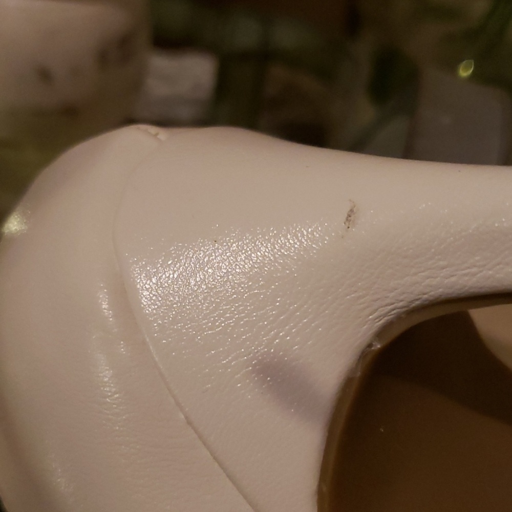 Adorable White pumps - Picture 6 of 8
